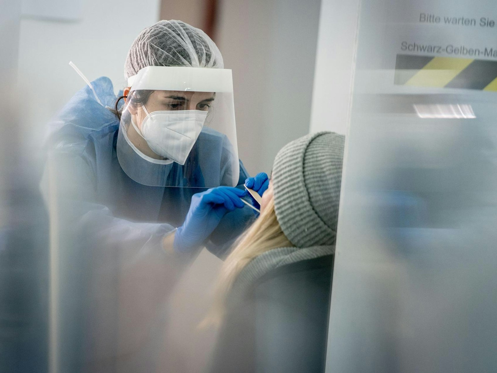 Die gemeldeten Zahlen sind weiter rückläufig. Das Symbolbild zeigt, wie ein Corona-Schnelltest in einer Corona-Teststation durchgeführt wird.