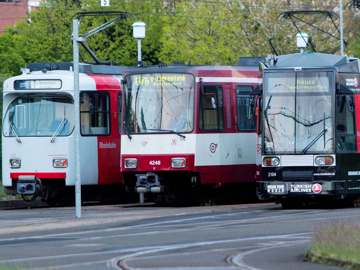 Bahnen der Rheinbahn stehen nebeneinander