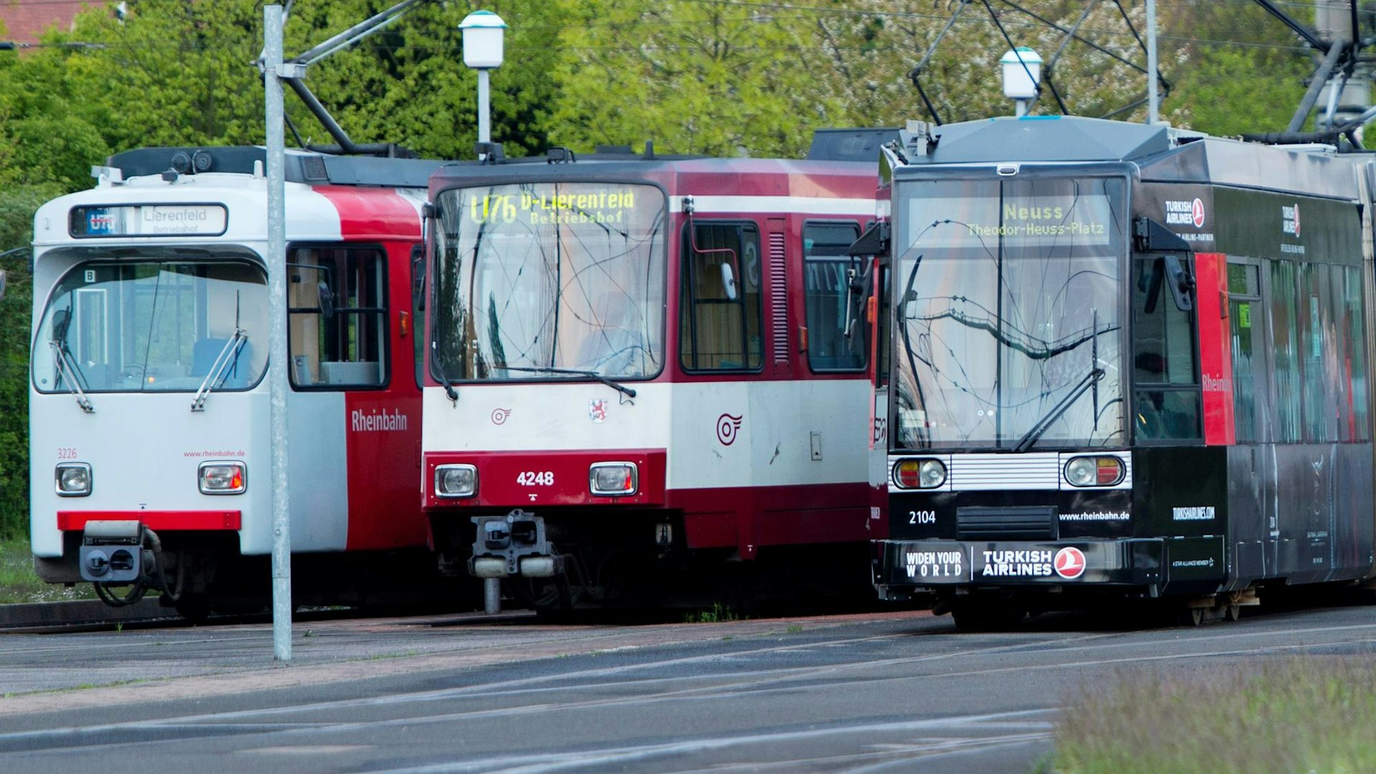 Bahnen der Rheinbahn stehen nebeneinander