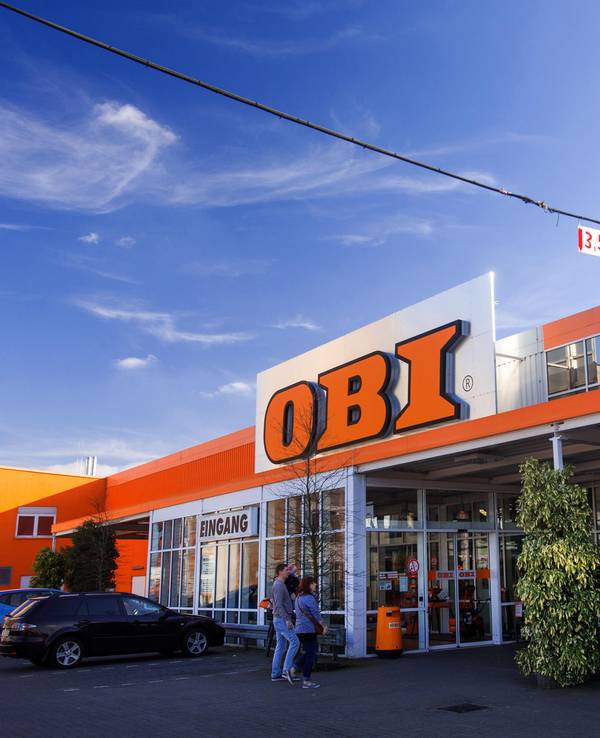 Dieses undatierte Symbolbild zeigt den Eingangsbereich eines Obi-Baumarkts.