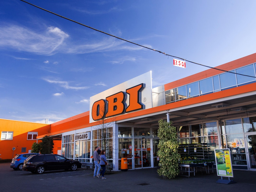 Dieses undatierte Symbolbild zeigt den Eingangsbereich eines Obi-Baumarkts.