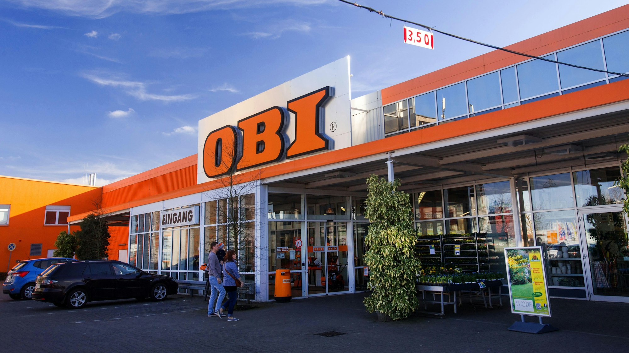 Dieses undatierte Symbolbild zeigt den Eingangsbereich eines Obi-Baumarkts.