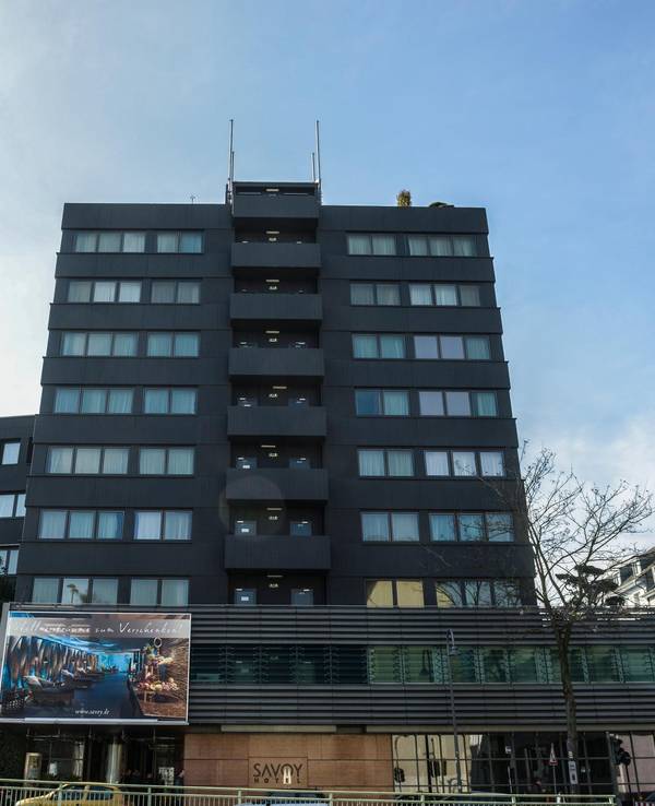 Beim Savoy-Hotel in der Turiner Straße in Köln gab es am Donnerstagabend einen Feuerwehreinsatz.