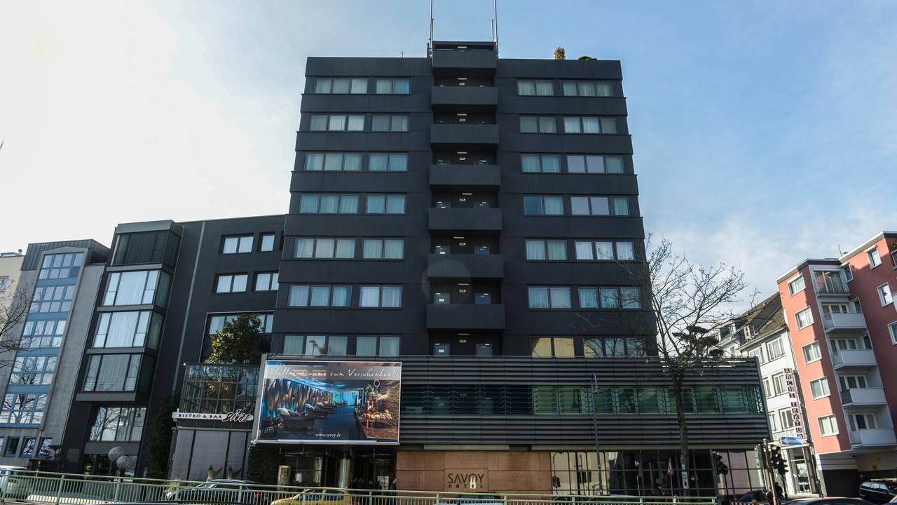 Beim Savoy-Hotel in der Turiner Straße in Köln gab es am Donnerstagabend einen Feuerwehreinsatz.