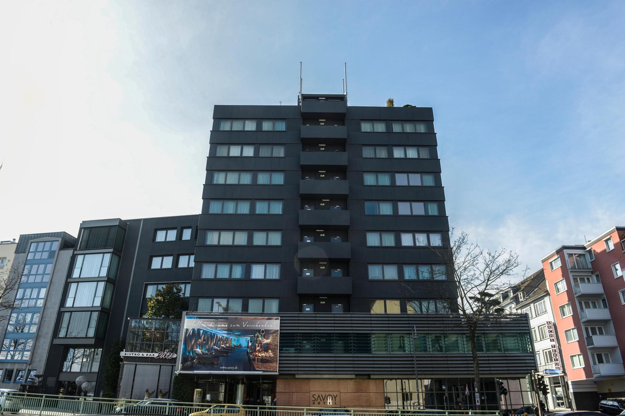 Beim Savoy-Hotel in der Turiner Straße in Köln gab es am Donnerstagabend einen Feuerwehreinsatz.