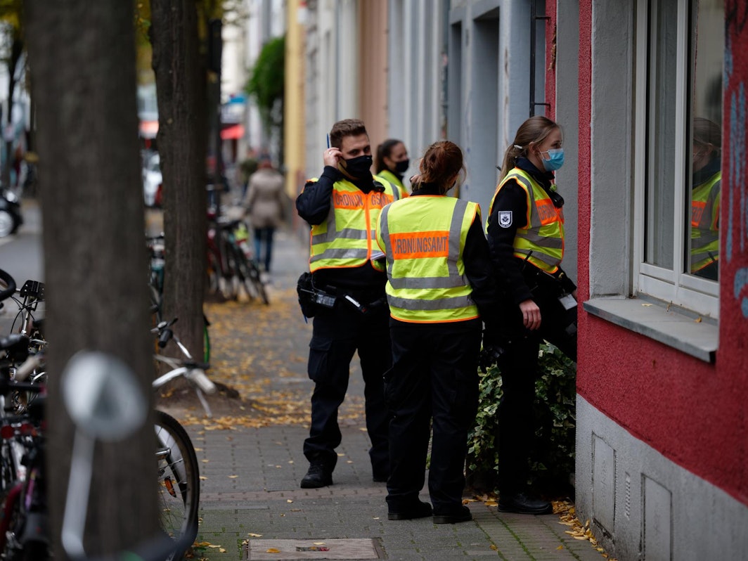 Mehrere Mitarbeiterinnen und Mitarbeiter des Kölner Ordnungsamtes stehen vor einem Haus.