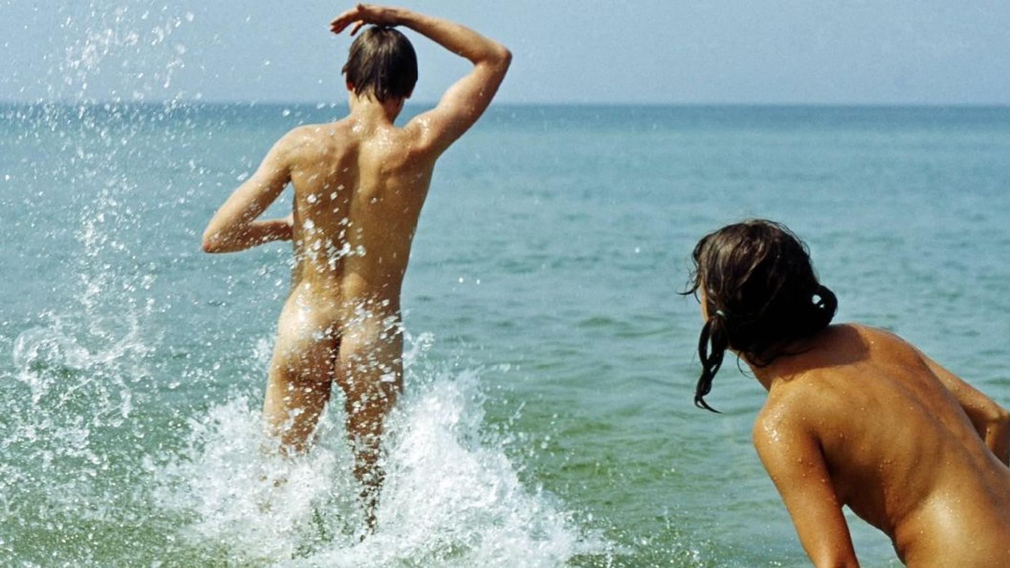 Junges Paar am FKK-Strand in Prerow an der Ostsee.