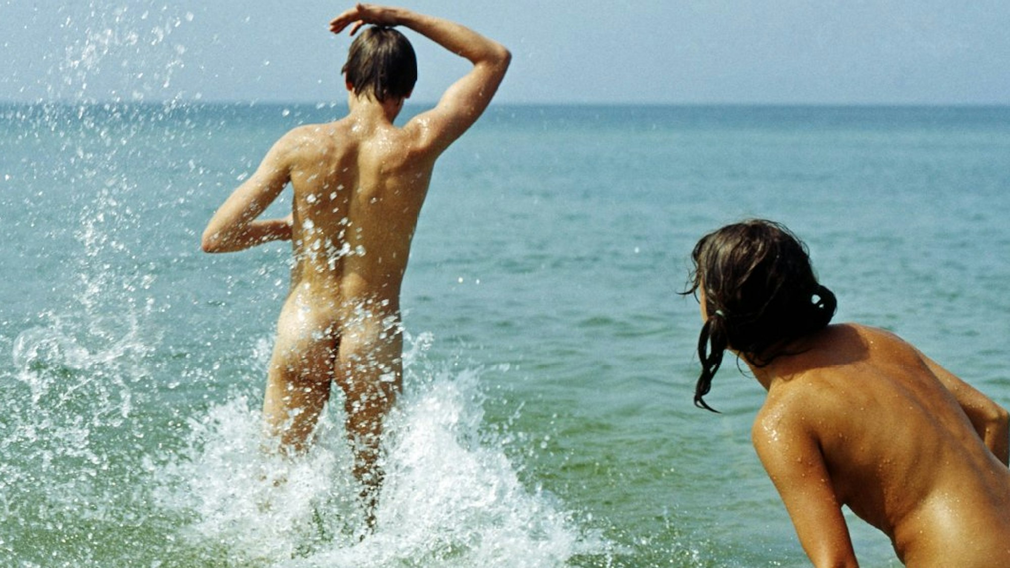 Junges Paar am FKK-Strand in Prerow an der Ostsee.