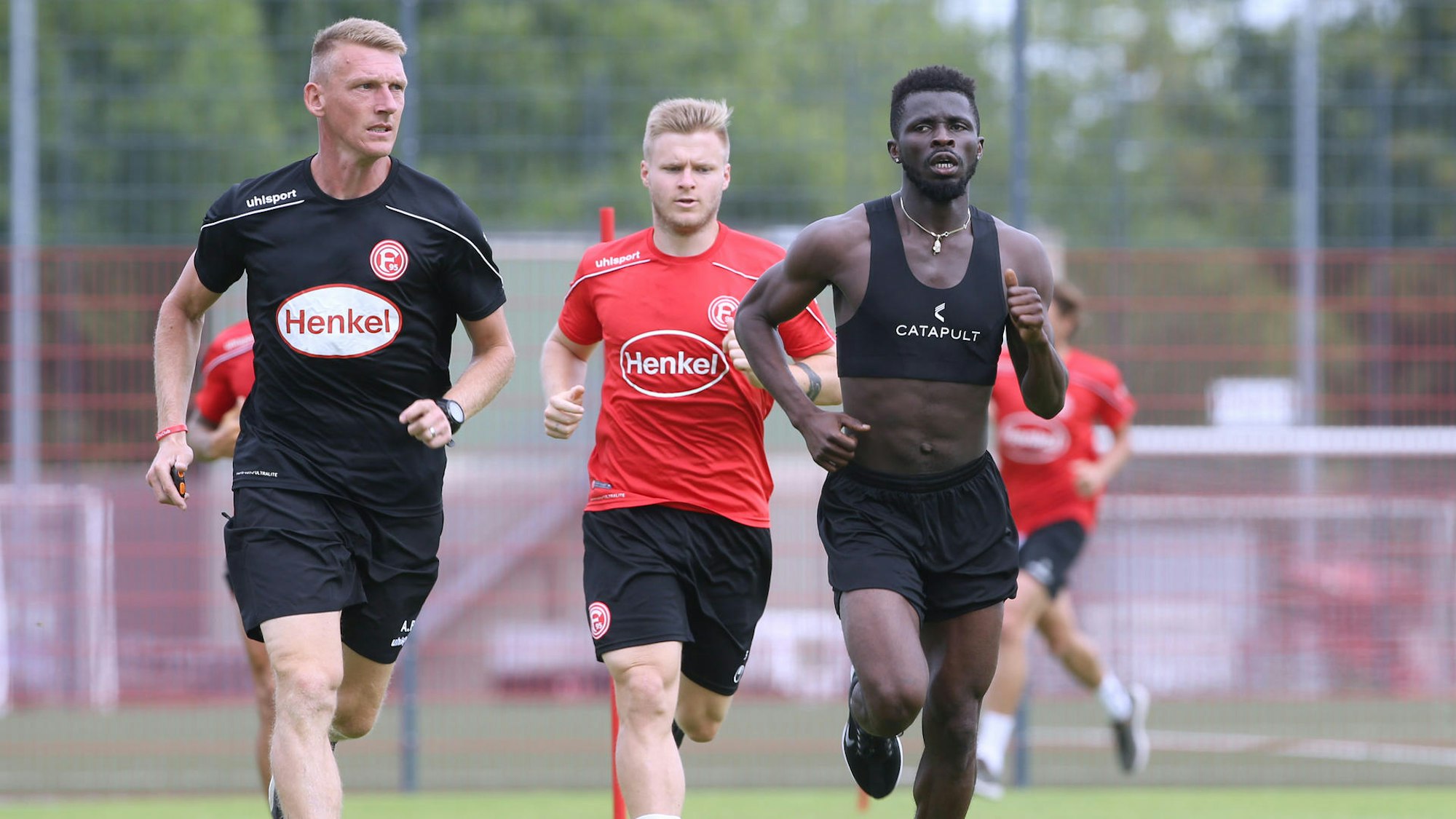 Nana Ampomah (r.) im Fortuna Training mit Co-Trainer Axel Bellinghausen und Jean Zimmer.