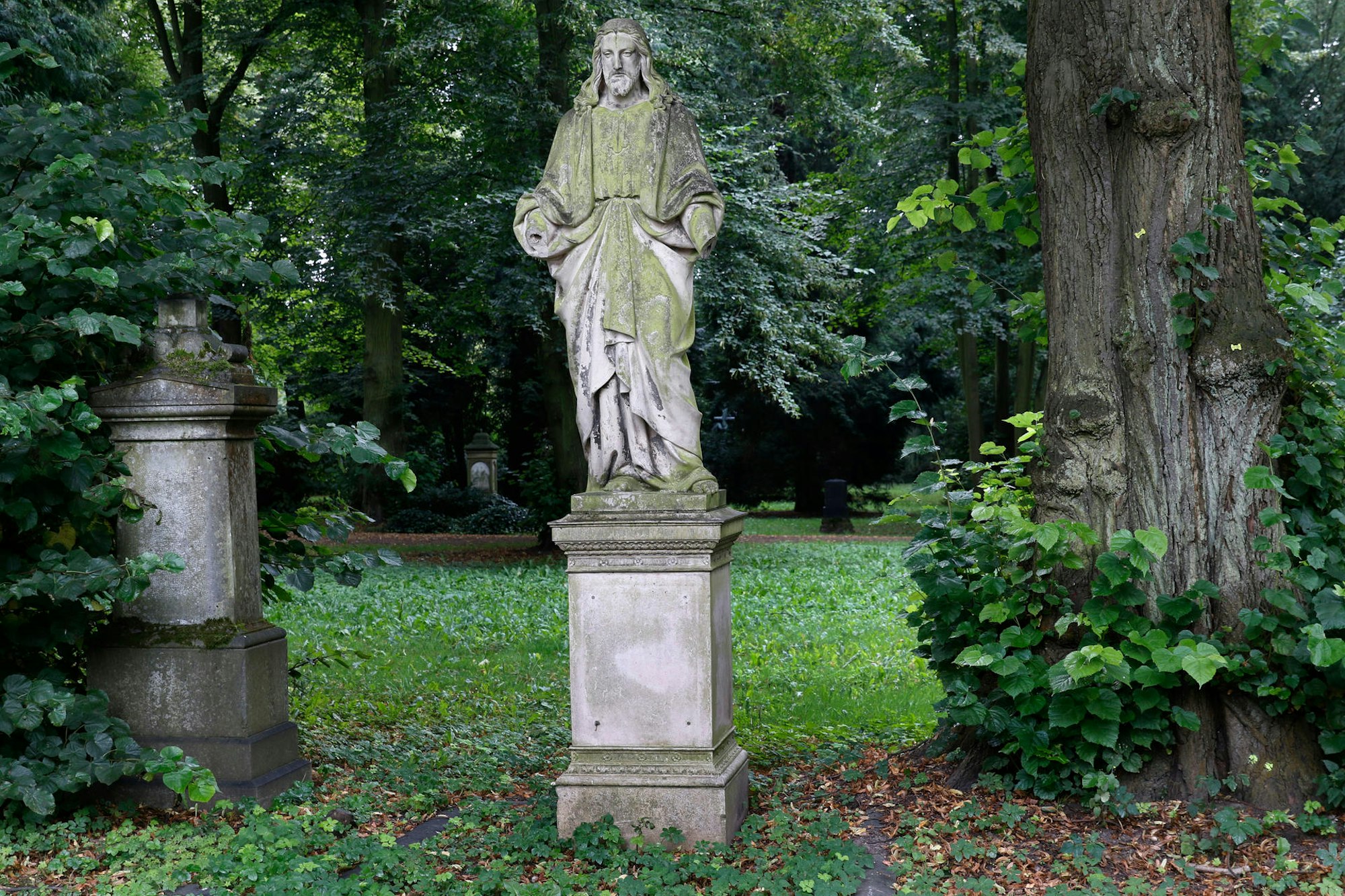 Der Jesus-Figur fehlen die Arme