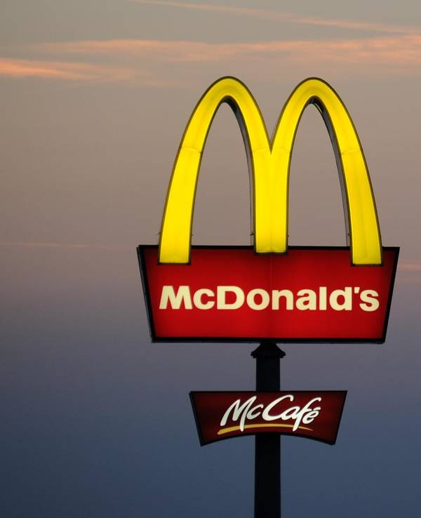 Insgesamt beteiligen sich zehn Filialen in Deutschland an dem Pfand-Test. Unser undatiertes Symbolfoto zeigt ein McDonald's-Logo.