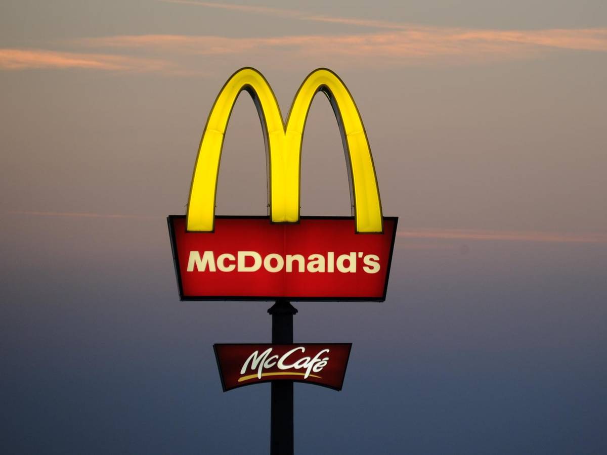 Insgesamt beteiligen sich zehn Filialen in Deutschland an dem Pfand-Test. Unser undatiertes Symbolfoto zeigt ein McDonald's-Logo.