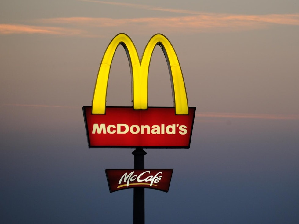 Insgesamt beteiligen sich zehn Filialen in Deutschland an dem Pfand-Test. Unser undatiertes Symbolfoto zeigt ein McDonald's-Logo.