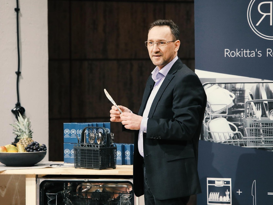Oliver Rokitta präsentiert sein Produkt „Rokkita´s Rostschreck" in „Die Höhle der Löwen“.