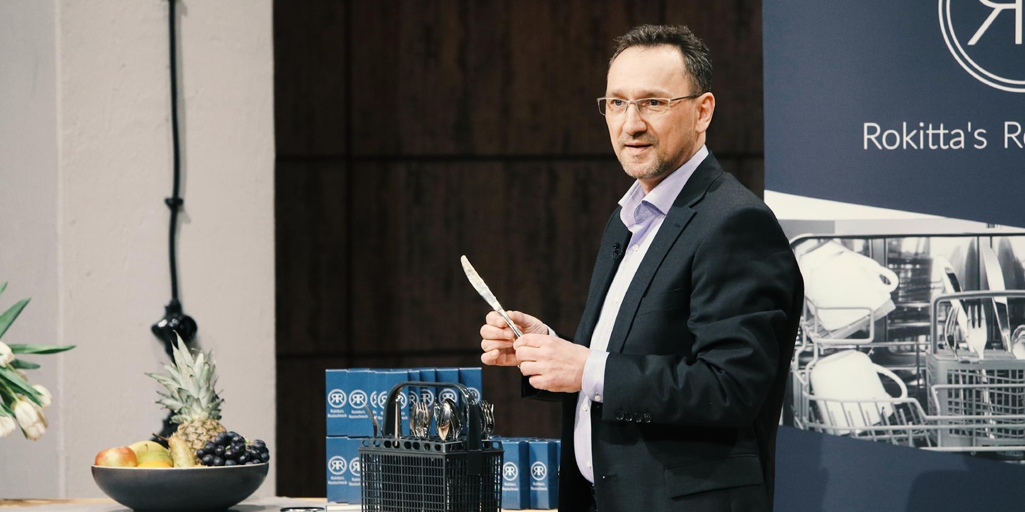 Oliver Rokitta präsentiert sein Produkt „Rokkita´s Rostschreck" in „Die Höhle der Löwen“.