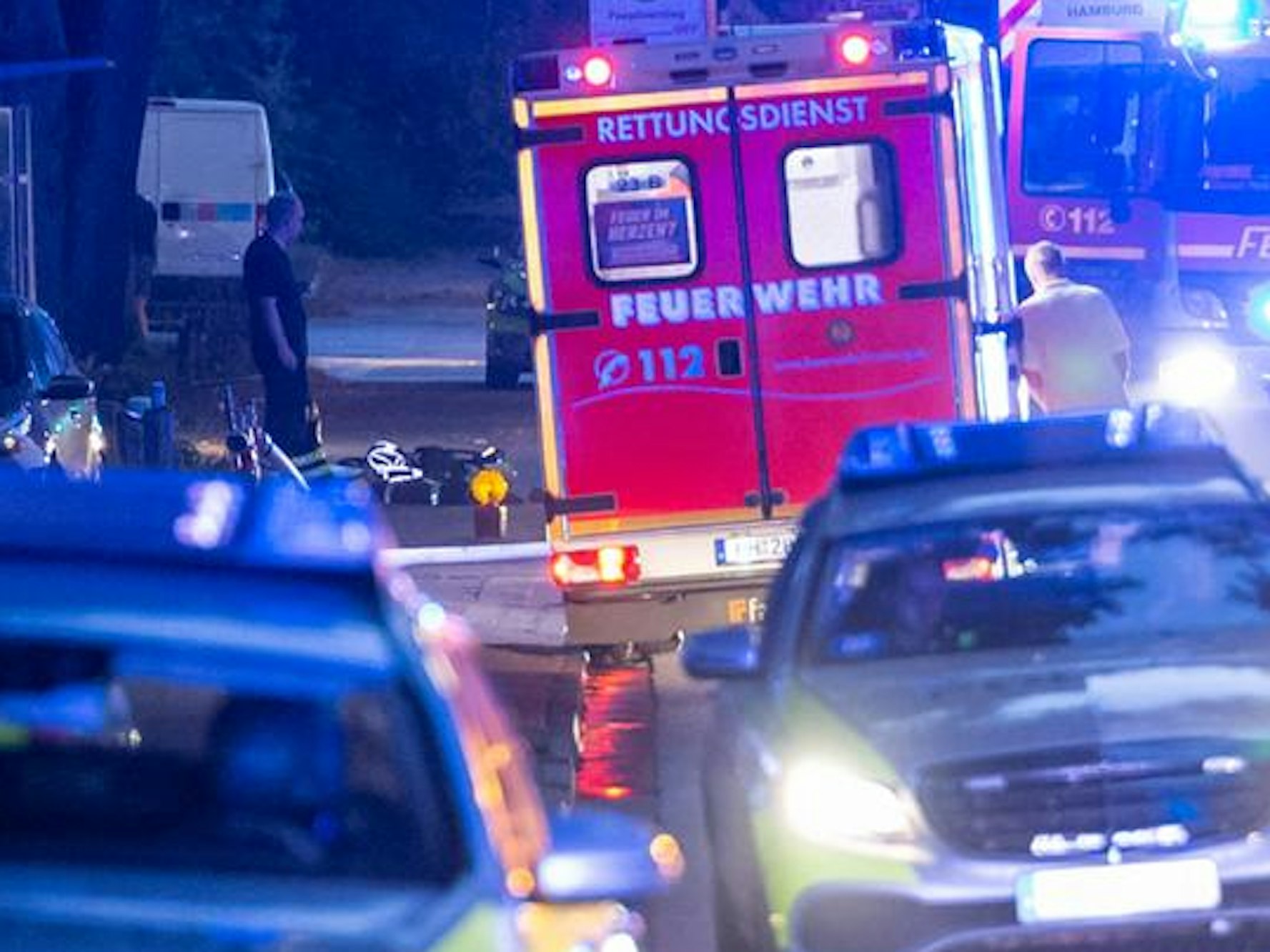 Bei der brutalen Attacke in NRW sind zwei Menschen schwer verletzt worden und mussten ins Krankenhaus gebracht werden