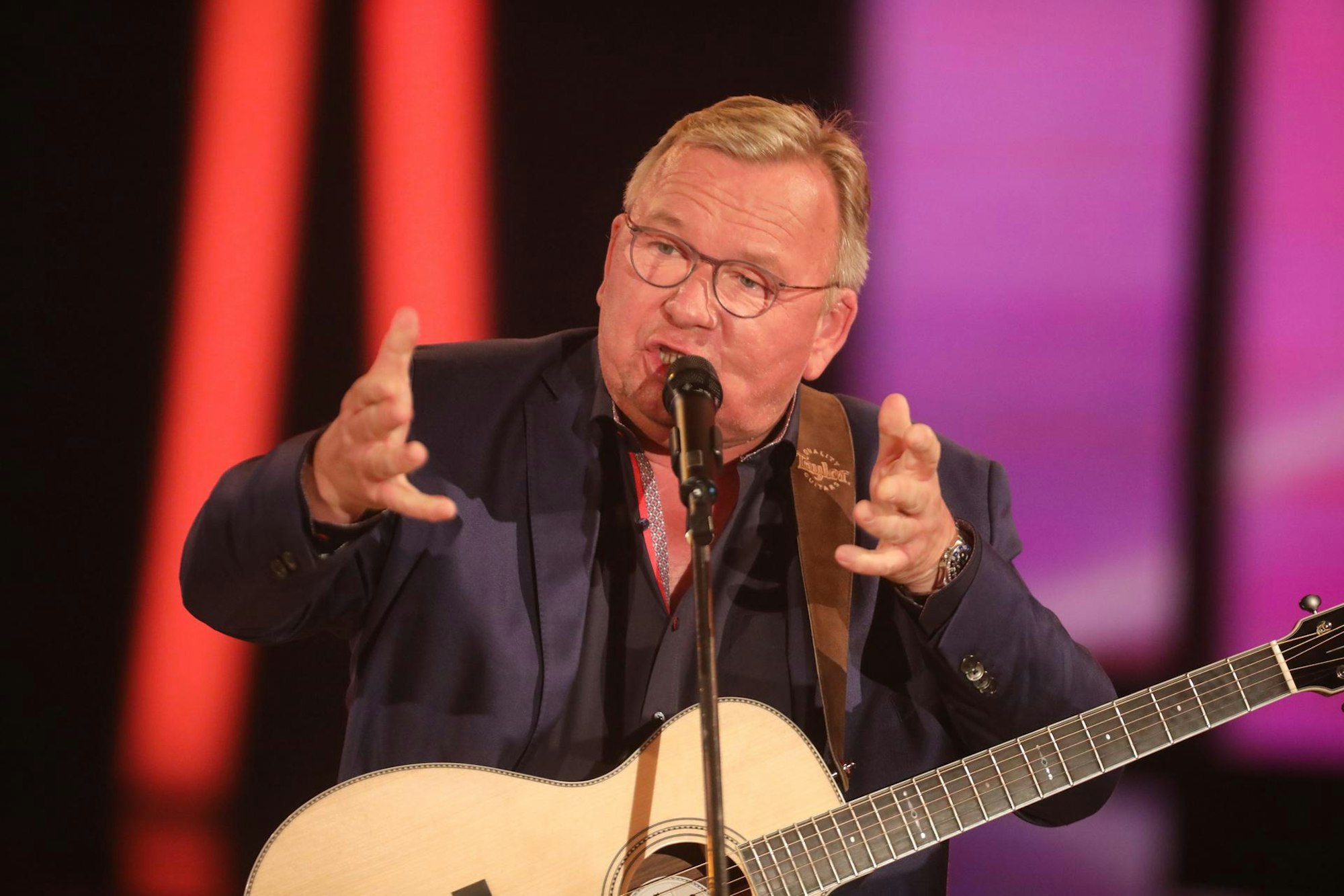 Bernd Stelter steht auf der Bühne