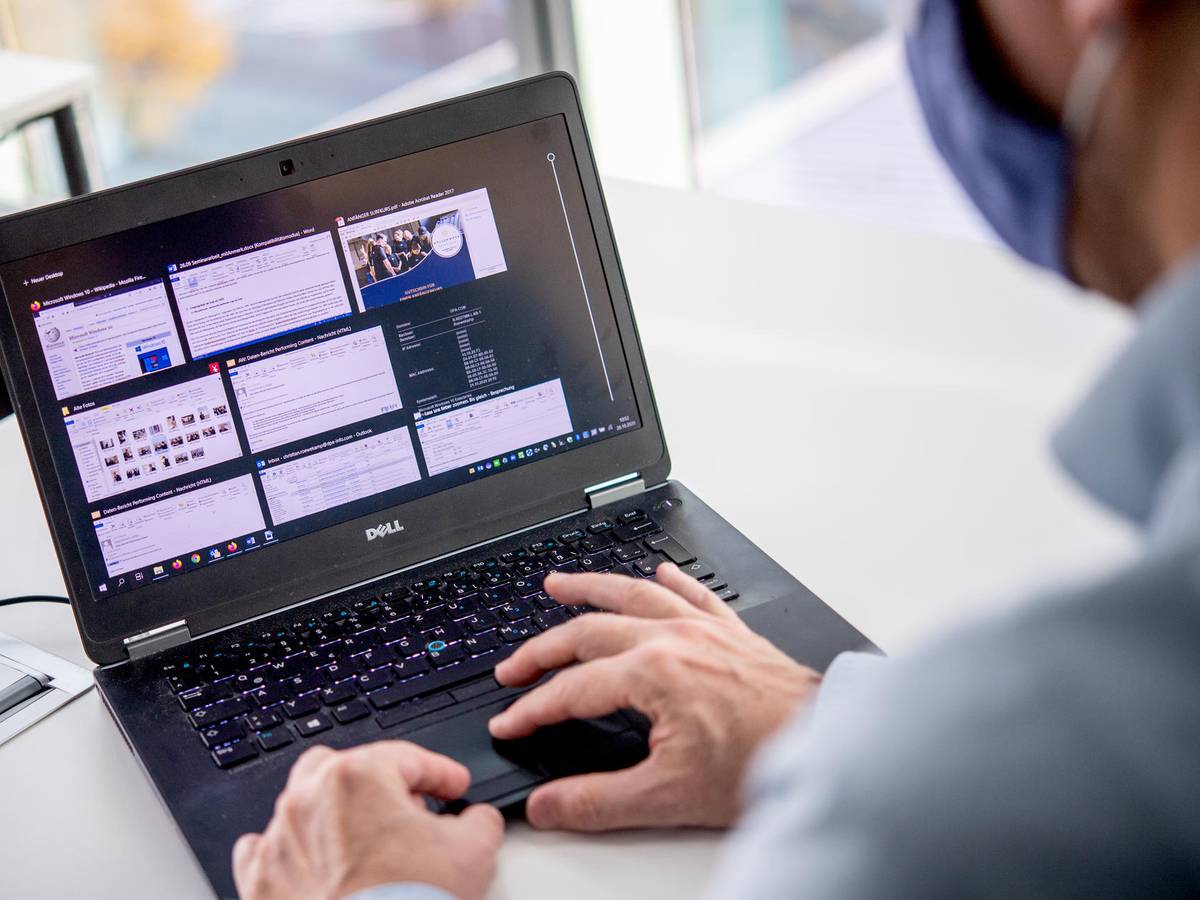 Ein Mann sitzt vor seinem Laptop.
