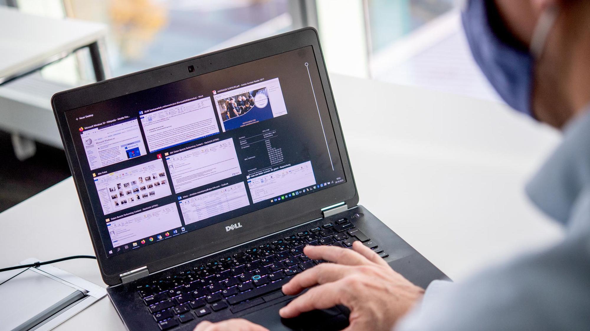 Ein Mann sitzt vor seinem Laptop.