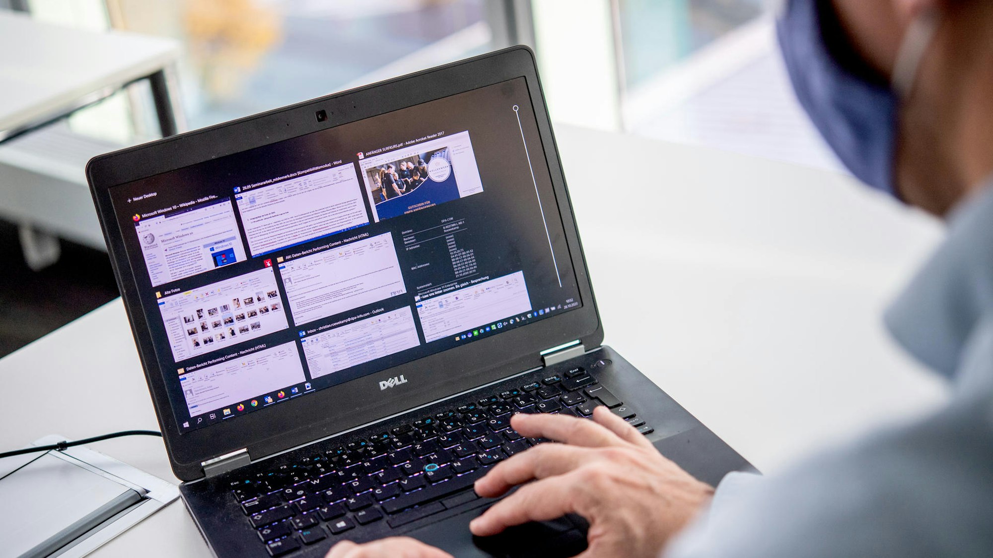 Ein Mann sitzt vor seinem Laptop.