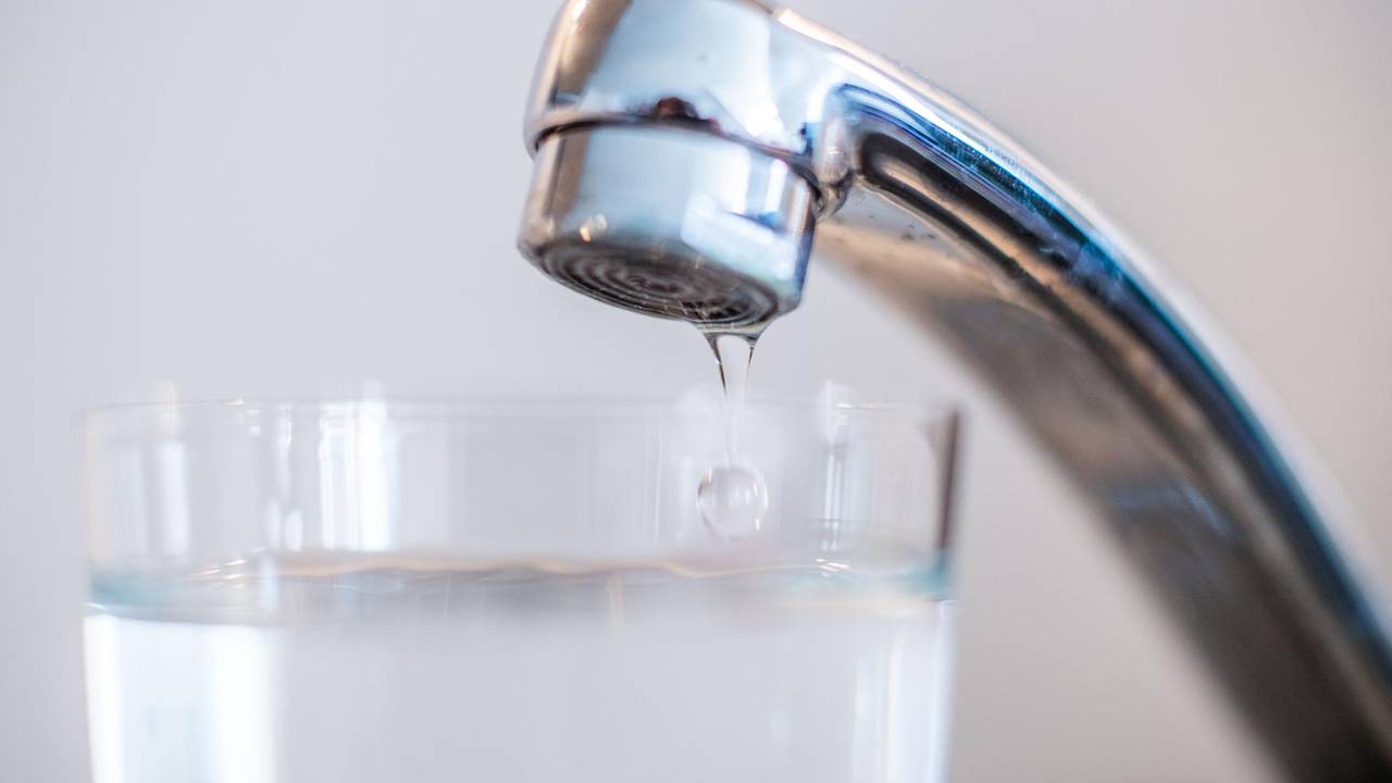 Das Symbolfoto von 2018 zeigt einen Wasserhahn, unter dem ein fast volles Wasserglas steht.