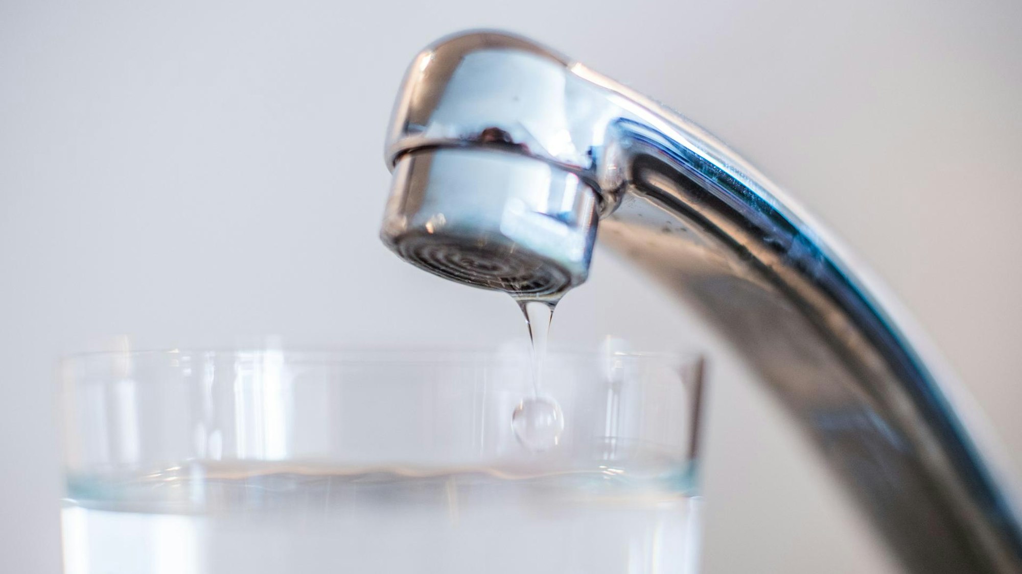 Das Symbolfoto von 2018 zeigt einen Wasserhahn, unter dem ein fast volles Wasserglas steht.