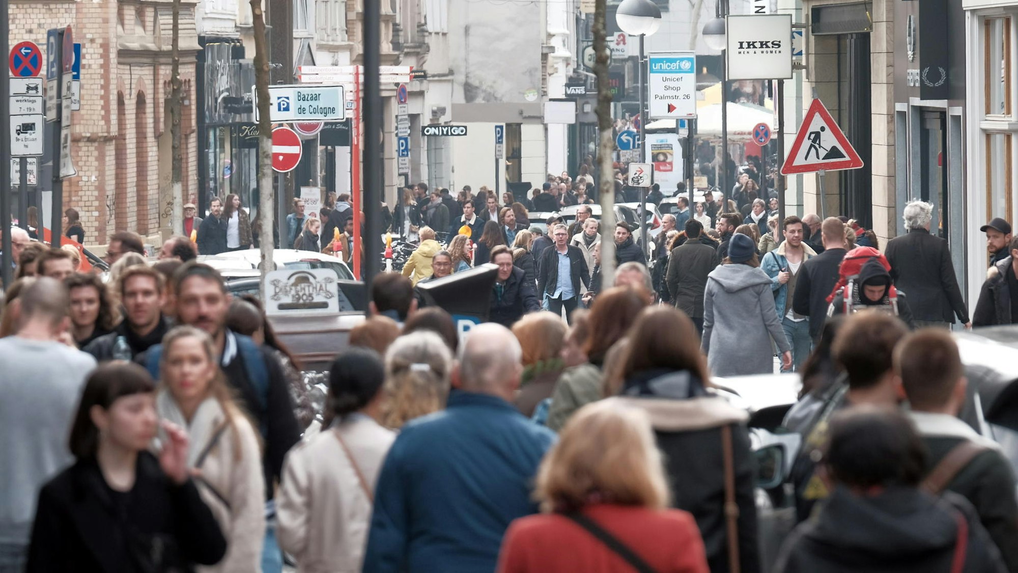 Viele Menschen laufen über die Ehrenstraße.