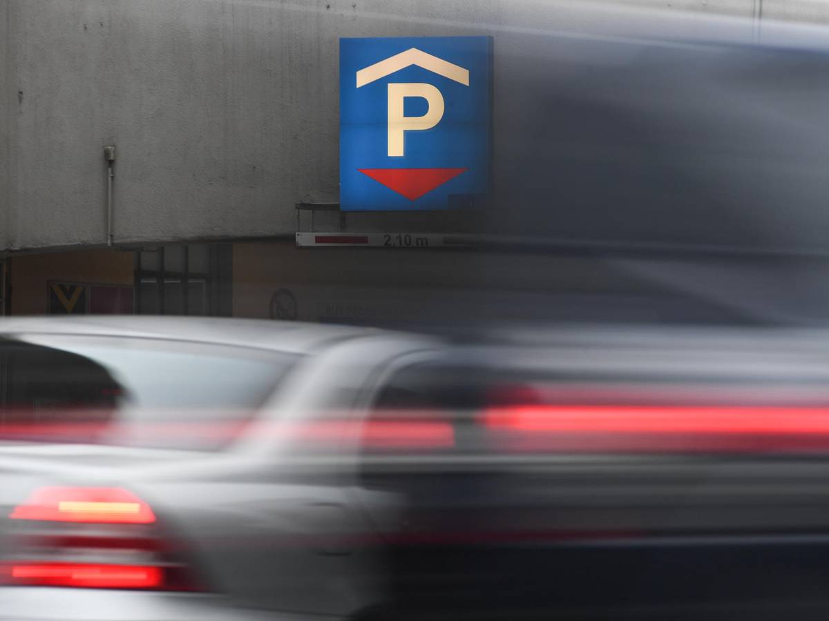 Auto fährt in Parkhaus hinein