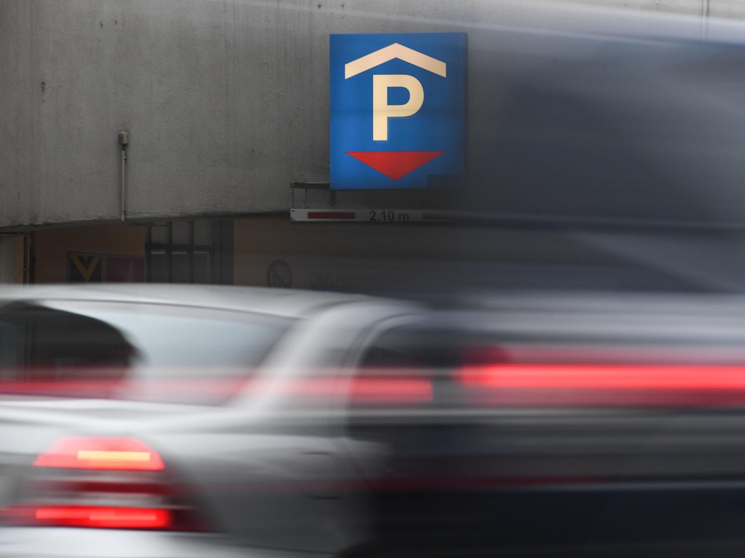 Auto fährt in Parkhaus hinein