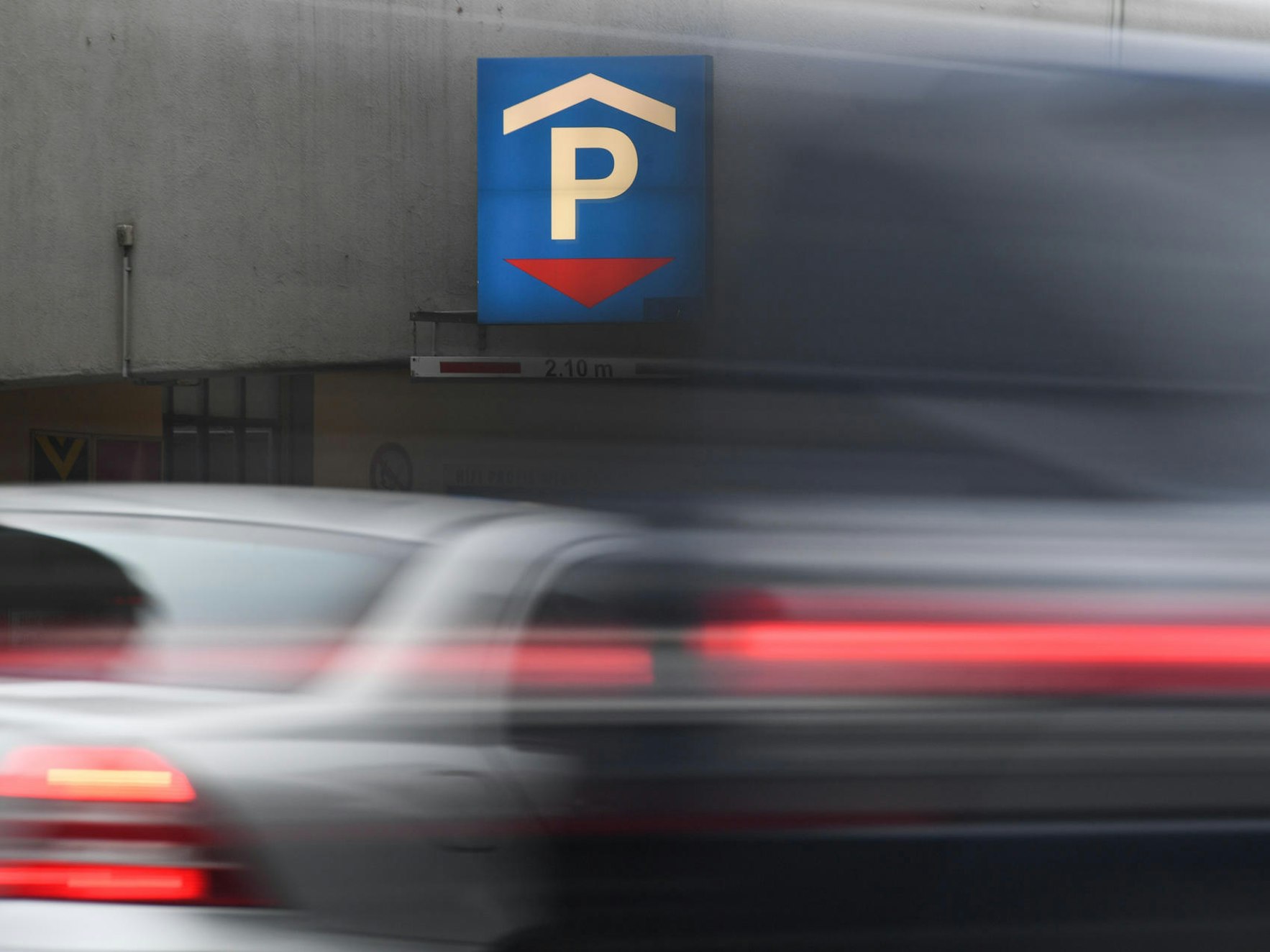 Ein Auto fährt in ein Parkhaus.