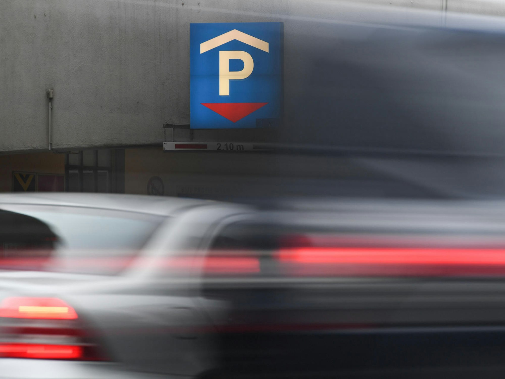 Ein Auto fährt in ein Parkhaus.