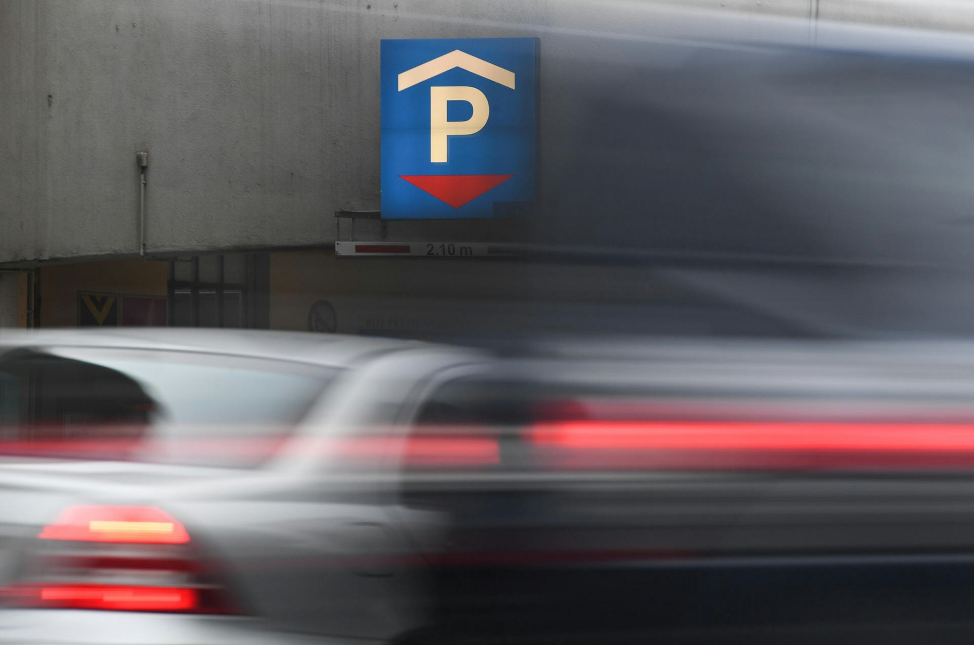 Auto fährt in Parkhaus hinein
