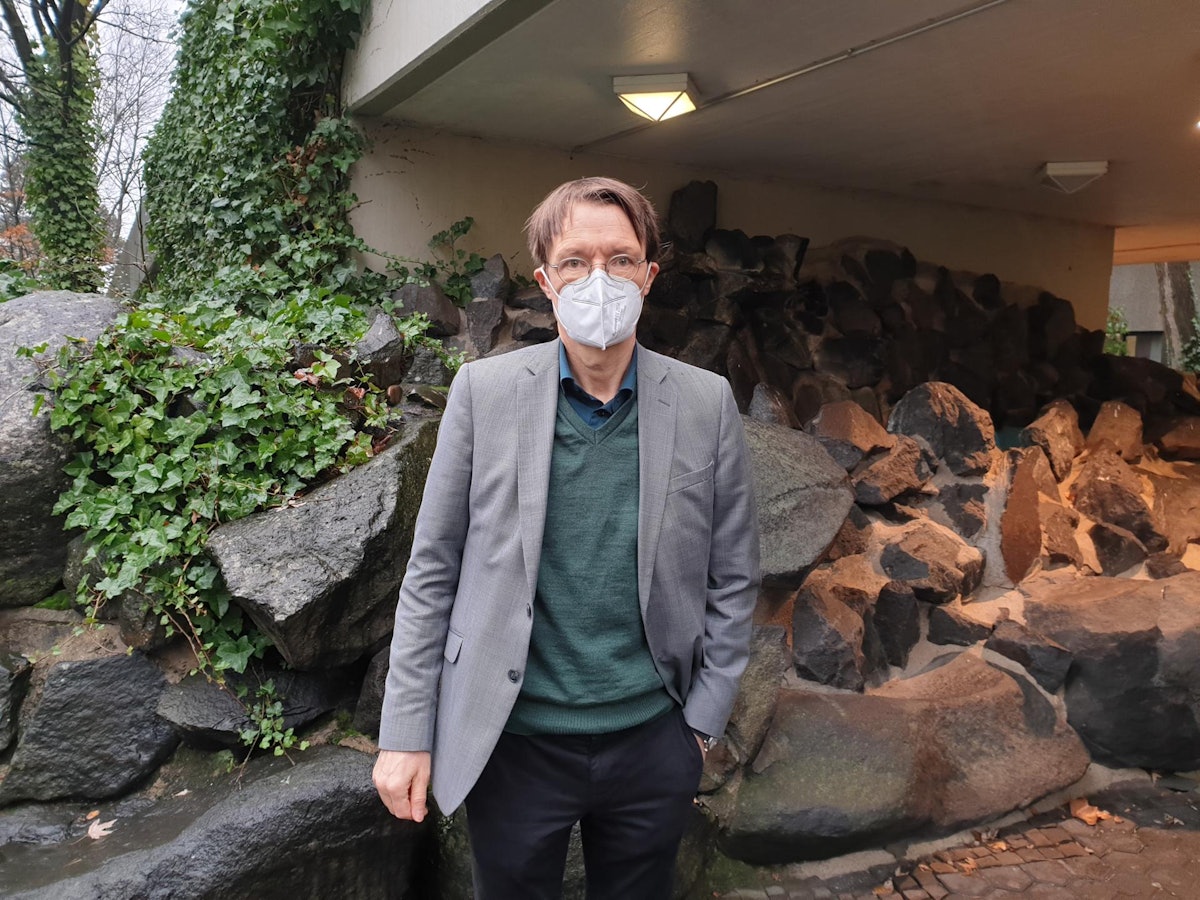 Karl Lauterbach vor Holweider Krankenhaus