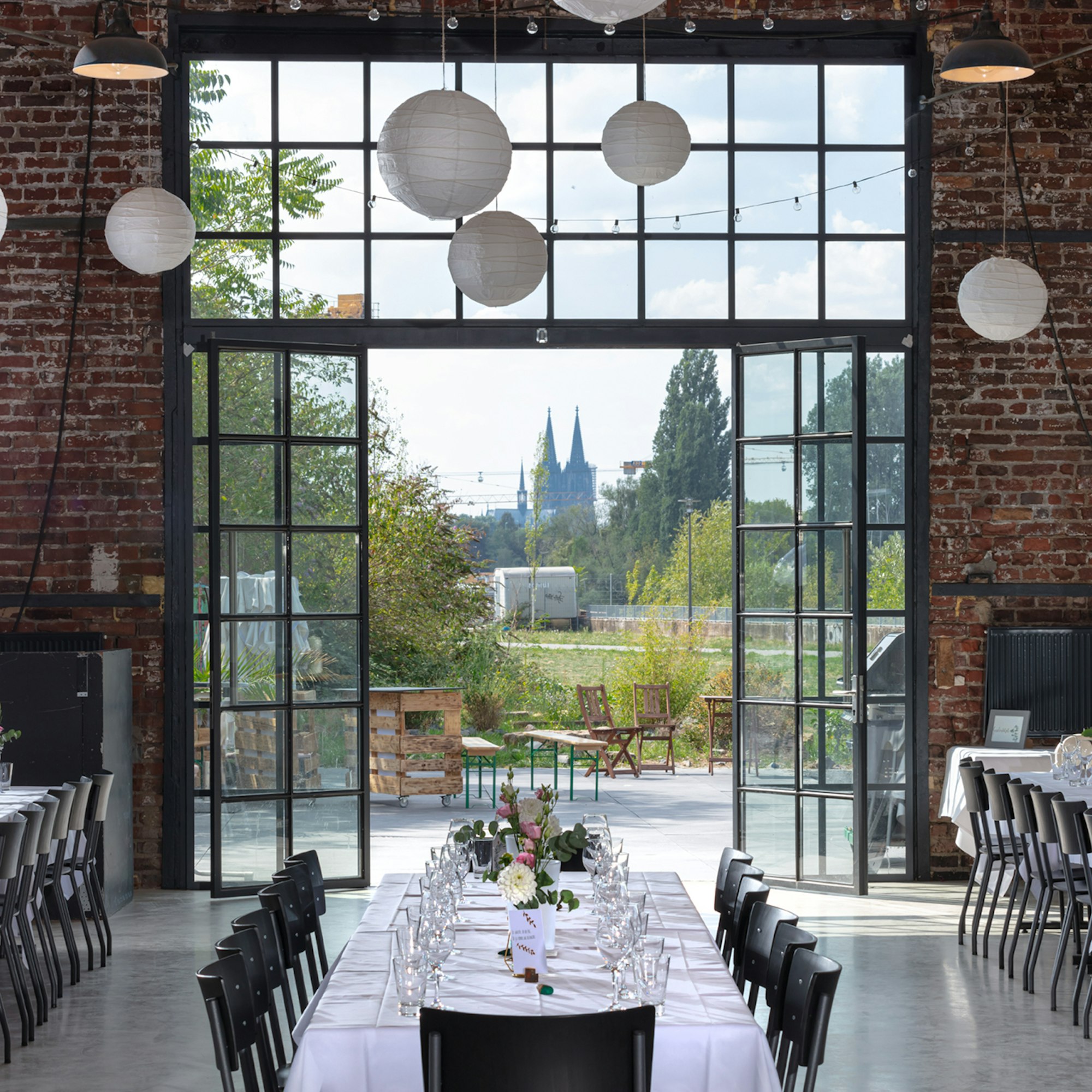 Lokschuppen Köln Mülheim mit Blick auf den Kölner Dom