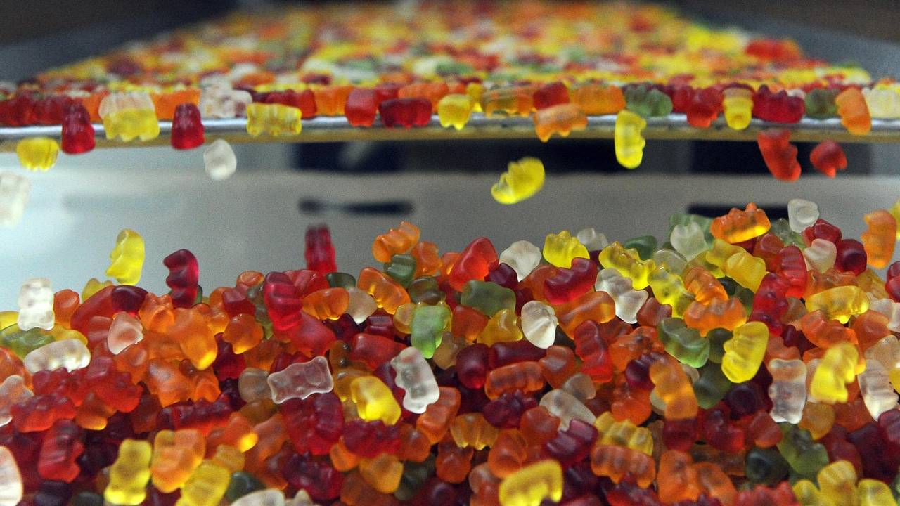 Das Symbolfoto aus dem Jahr 2012 zeigt bunte Gummibärchen, die in der Haribo-Fabrik von einem Förderband fallen.