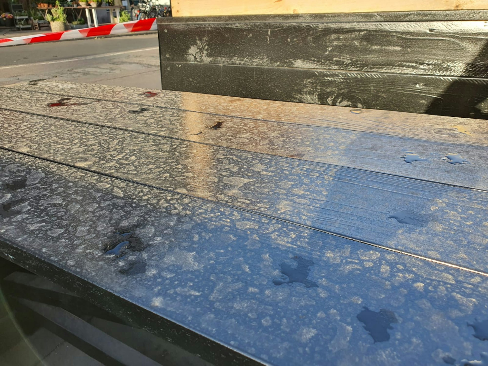 Blutregen: Staub, Sand und Regen auf dem Tisch einer Gaststätte auf der Berrenrather Straße in Köln-Sülz im Jahr 2020. Warum sieht es hier so aus?