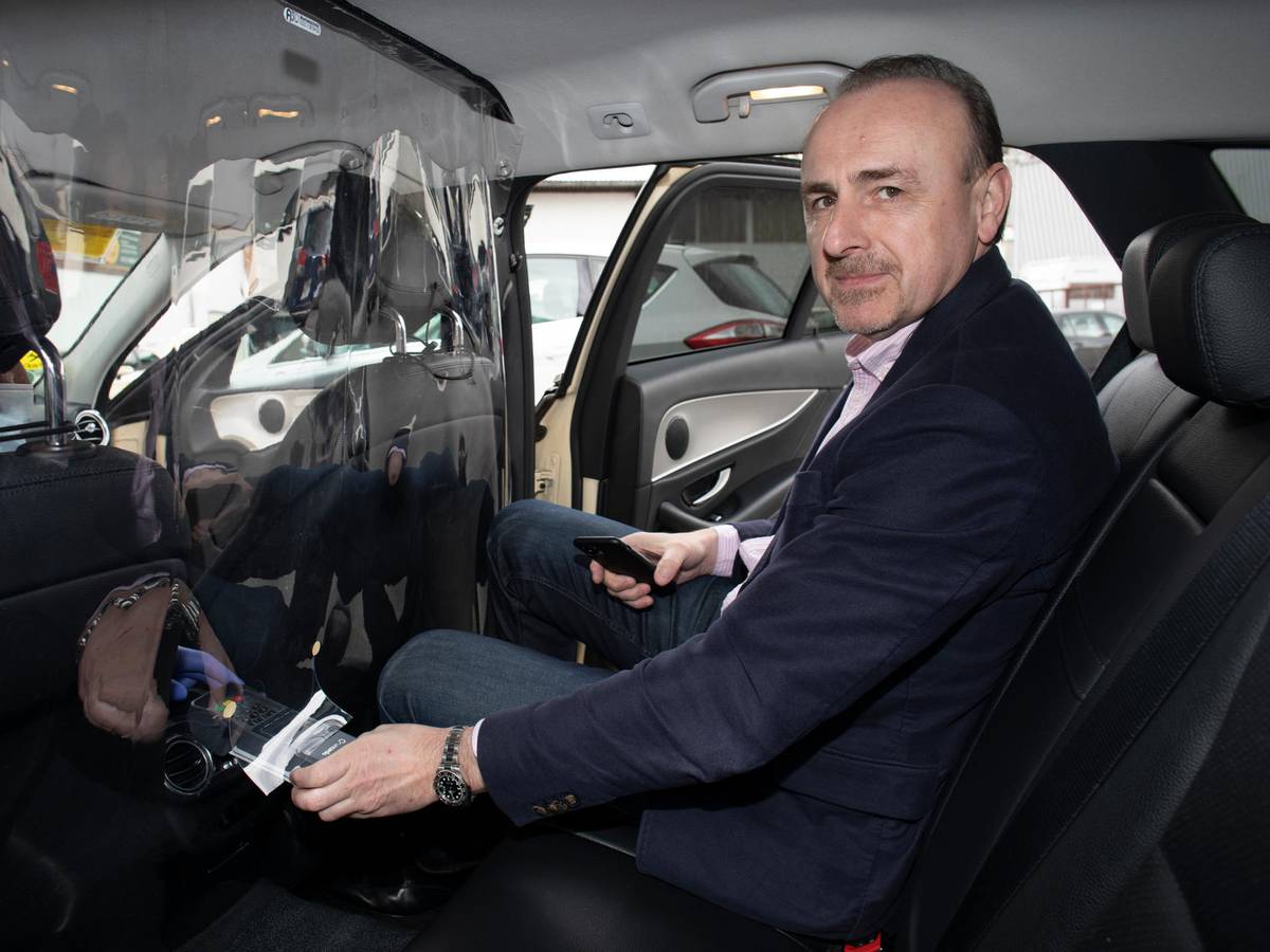 Der Kölner Taxi-Ruf-Chef Aleksandar Dragicevic sitzt in einem Auto.