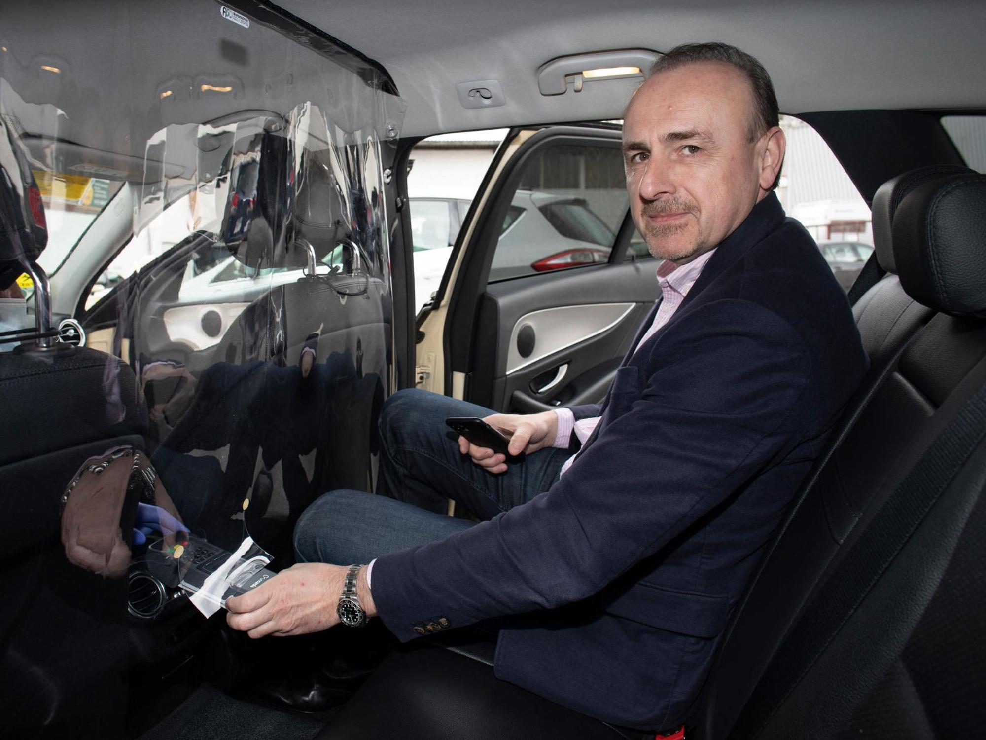 Der Kölner Taxi-Ruf-Chef Aleksandar Dragicevic sitzt in einem Auto.