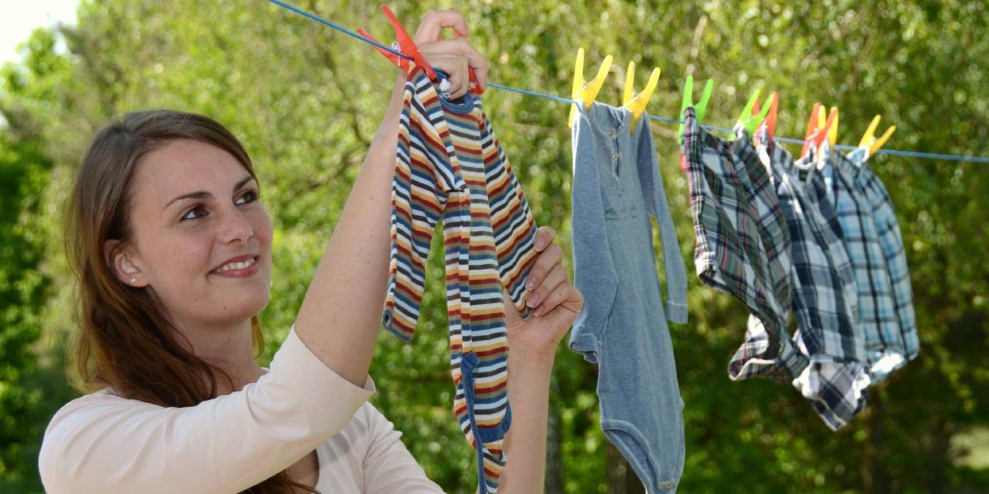 80 Euro pro Jahr kann eine vierköpfige Familie sparen, wenn sie auch nur die Hälfte ihrer Wäsche an der frischen Luft trocknet.