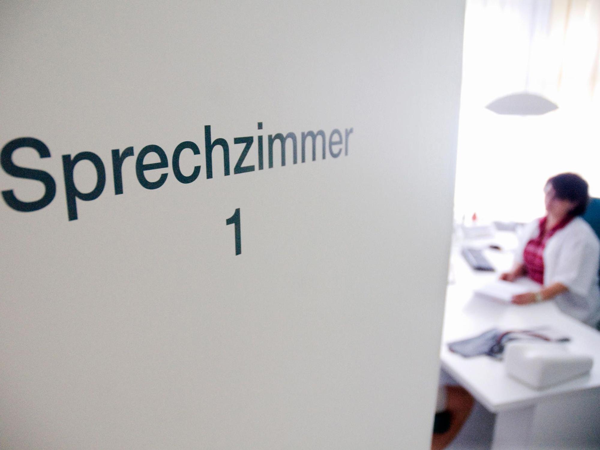 Eine Ärztin in einem Wartezimmer in ihrer Praxis.