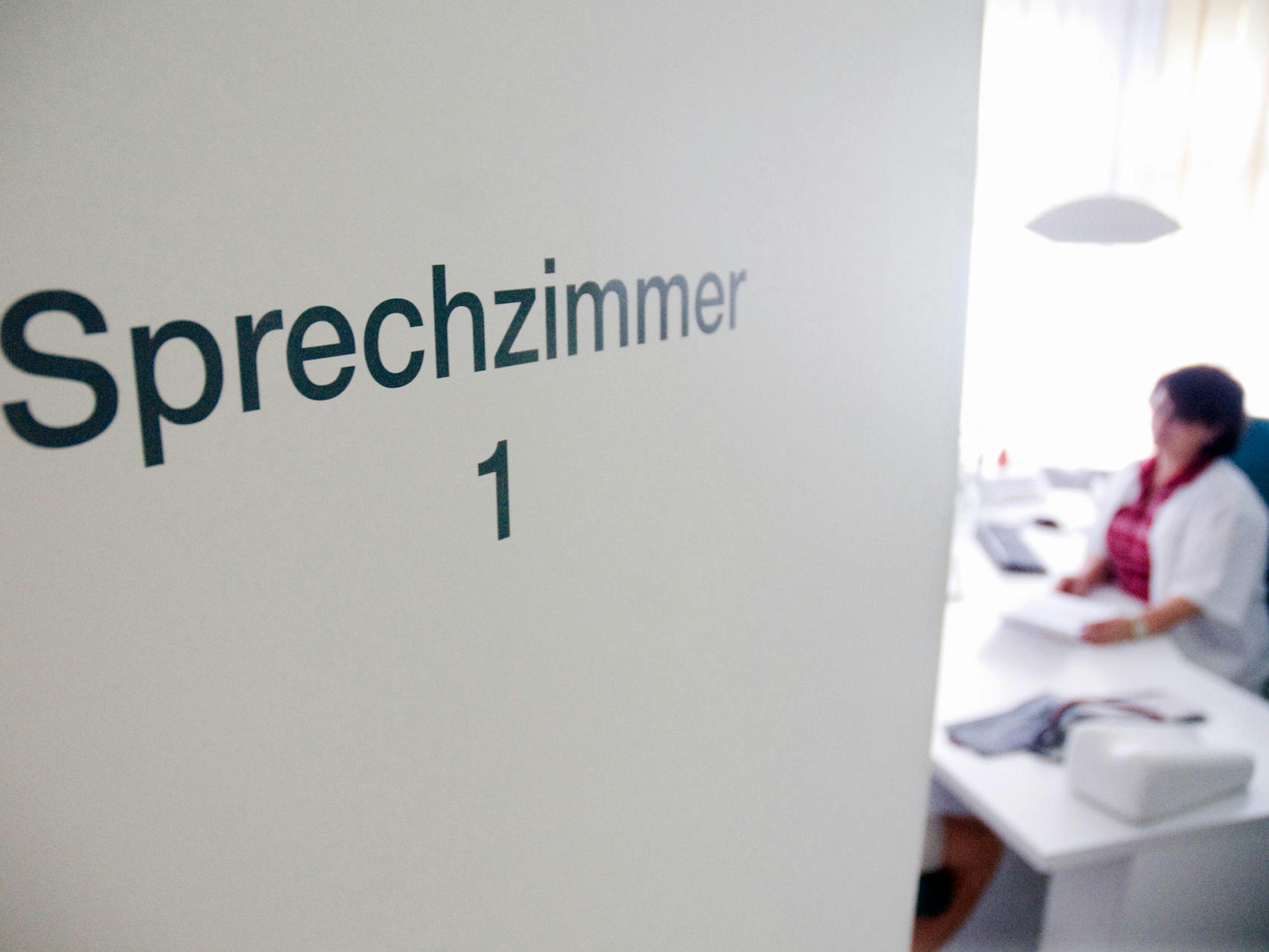 Eine Ärztin in einem Wartezimmer in ihrer Praxis.