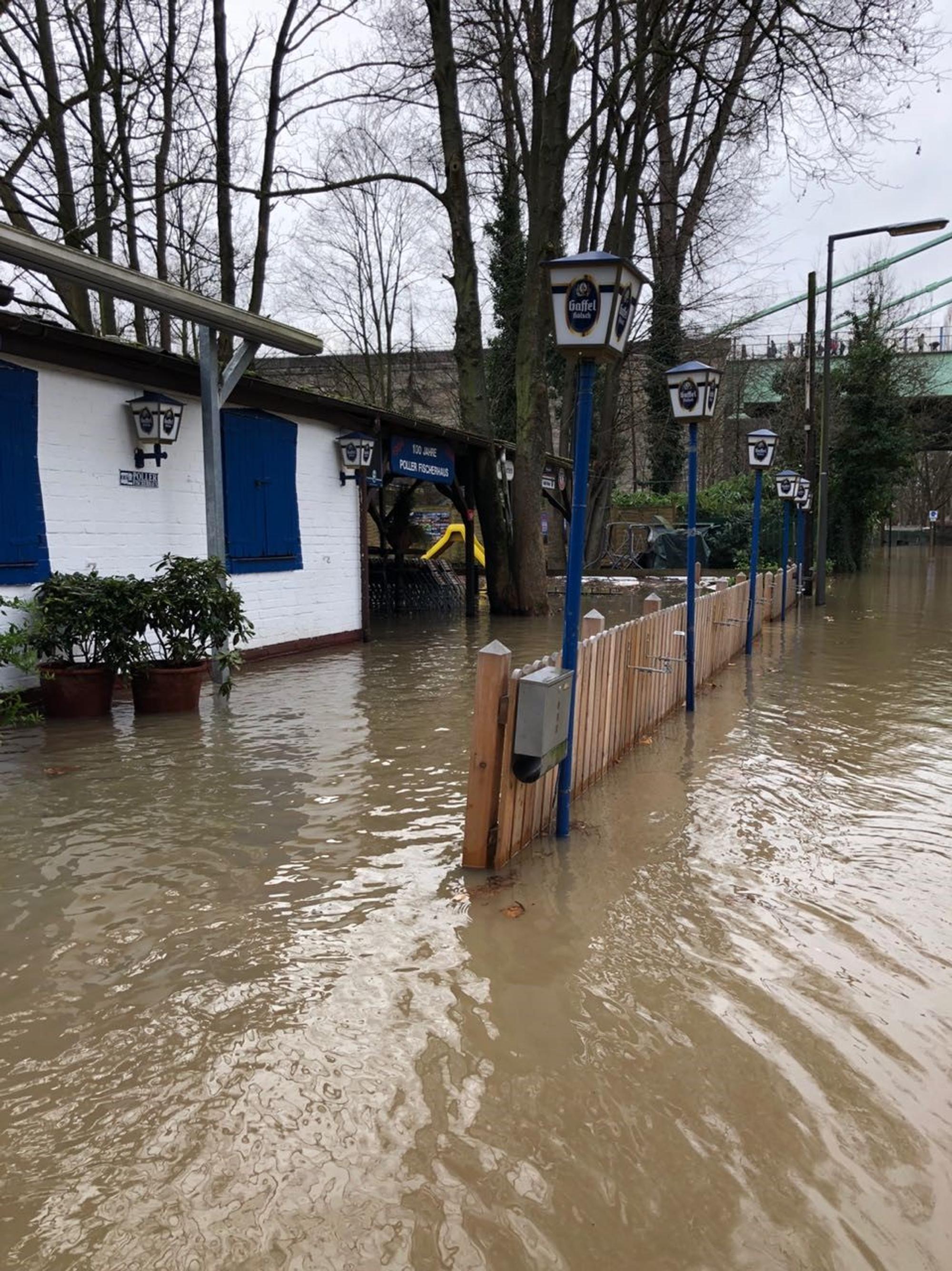 Das Poller Fischerhaus in Köln-Poll bei dem Hochwasser 2018