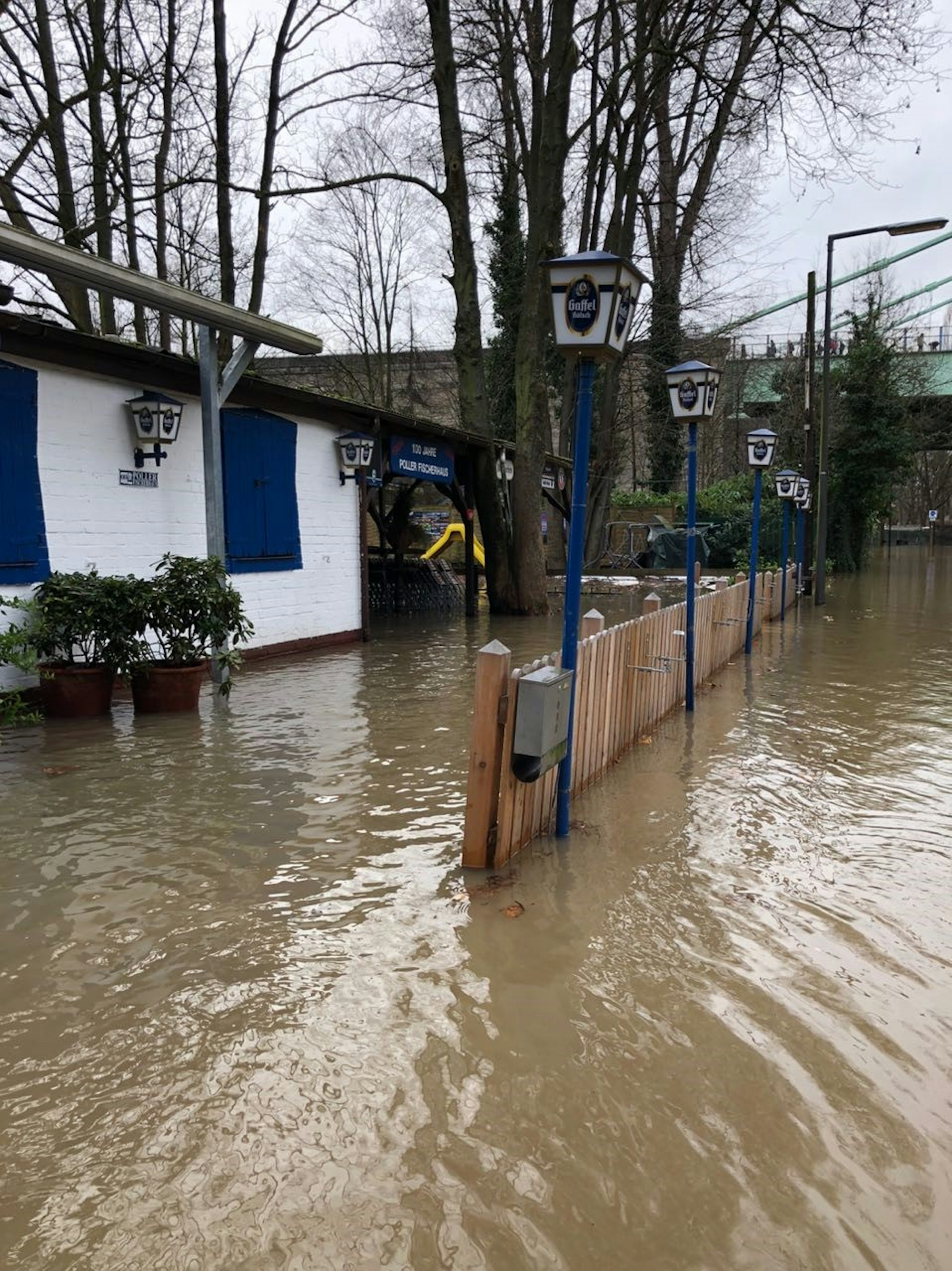 Das Poller Fischerhaus in Köln-Poll bei dem Hochwasser 2018