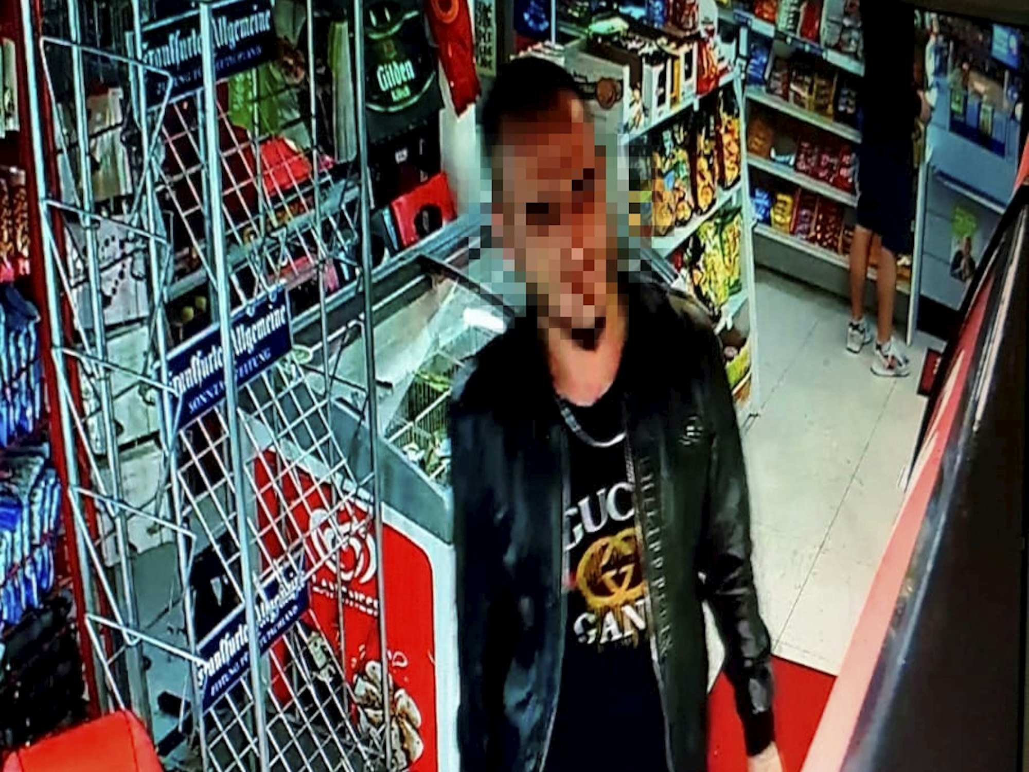 Ein Mann steht in einem Kiosk.