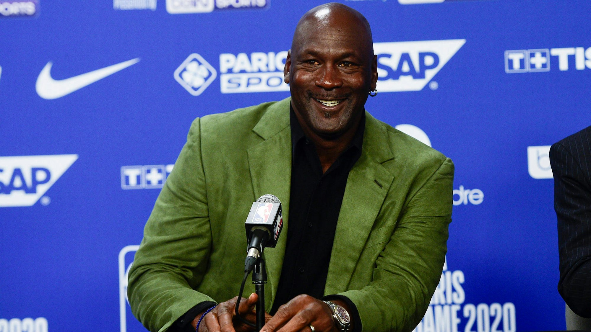 Michael Jordan bei einer Pressekonferenz vor dem NBA-Spiel der Charlotte Hornets gegen Milwaukee Bucks