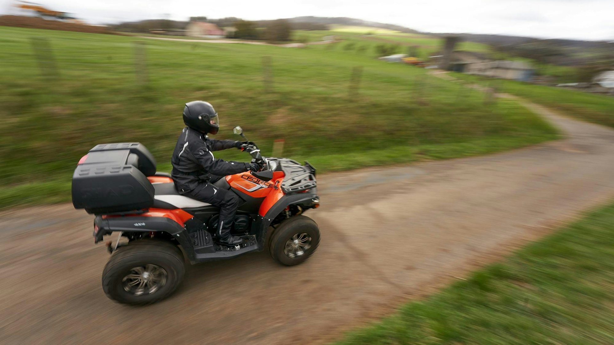 Ein Quadfahrer fährt am 27. März 2021 auf einer Landstraße in Rheinland-Pfalz.