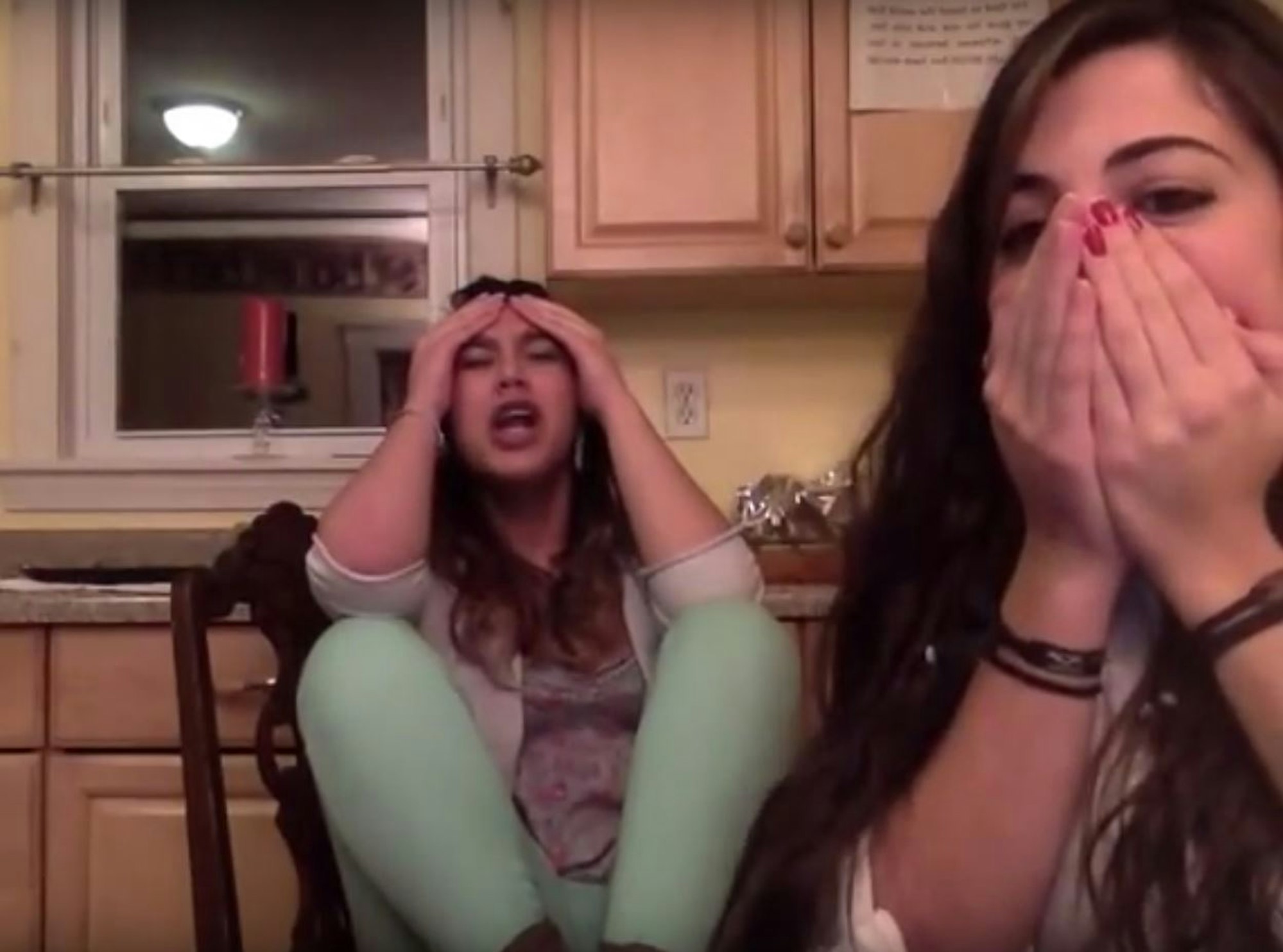 Youtube-Maedchen gucken Horror-Video