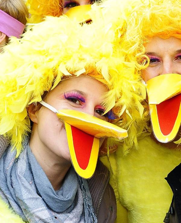 Verkleidete Frauen im Karneval