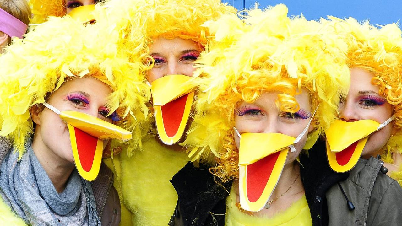Verkleidete Frauen im Karneval