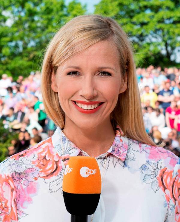 In ihrer Biografie packt Andrea Kiewel, hier 2021 im ZDF-„Fernsehgarten“ zu sehen, unverblümt über ihr Sexleben aus.